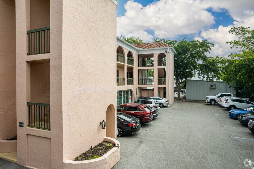 800 Seagate Dr, Naples, FL à vendre - Photo de l’immeuble – Image 2 sur 5