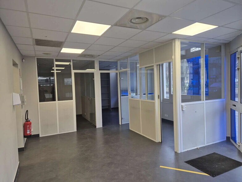 Local commercial dans Saint-Denis à louer - Photo de l’immeuble – Image 3 sur 5