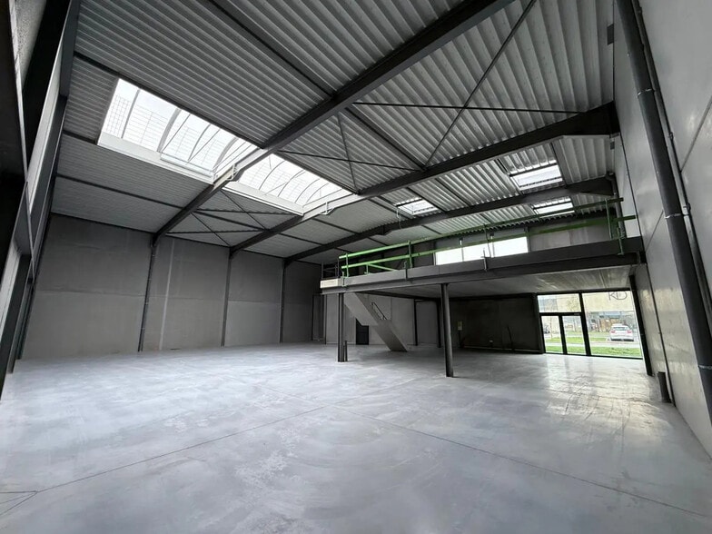 Local d’activités dans Le Mesnil-Amelot à louer - Photo intérieure – Image 2 sur 10