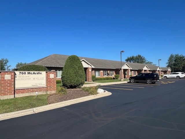 760 McArdle Dr, Crystal Lake, IL à louer - Photo de l’immeuble – Image 1 sur 5