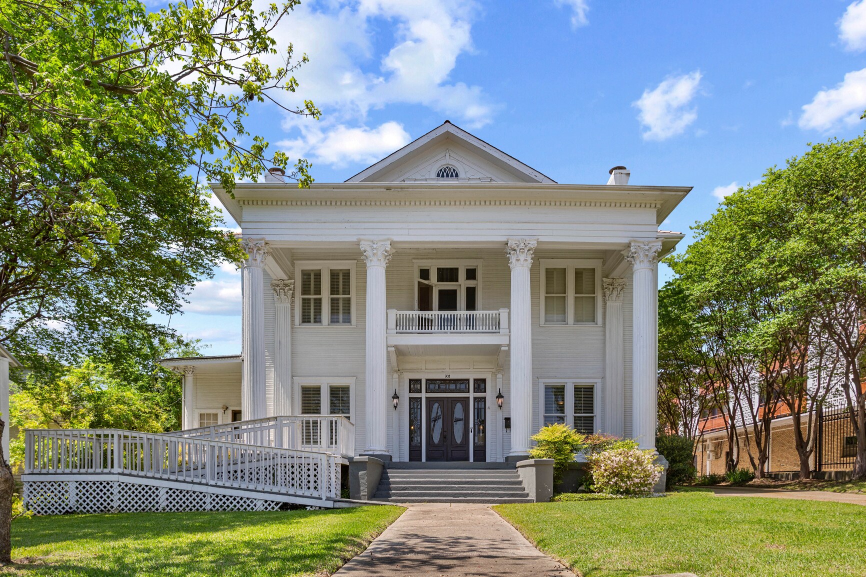 901 N State St, Jackson, MS à vendre Photo de l’immeuble– Image 1 sur 30