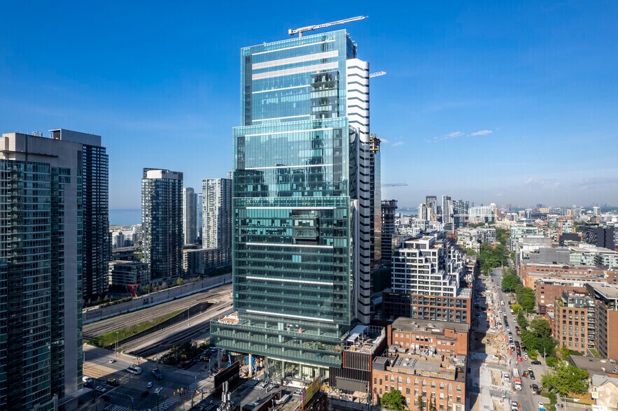 8 Spadina Ave, Toronto, ON à louer - Photo de l’immeuble – Image 2 sur 4