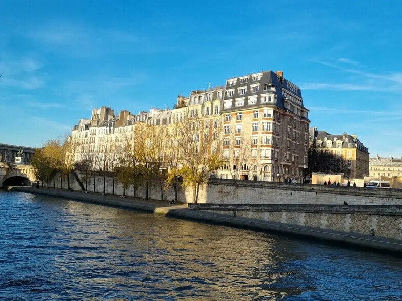 Local d'activités dans Paris à vendre - Photo de l’immeuble – Image 2 sur 10