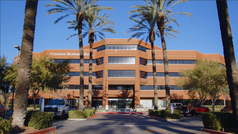 301 E Vanderbilt Way, San Bernardino, CA à louer - Photo de l’immeuble – Image 2 sur 10