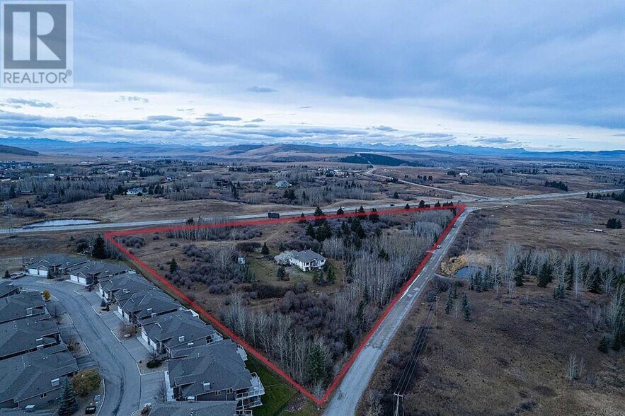 42085 River Heights Ln, Cochrane, AB à vendre - Aérien – Image 2 sur 5