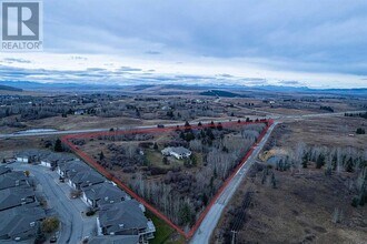 42085 River Heights Ln, Cochrane, AB - VUE AÉRIENNE  vue de carte - Image1