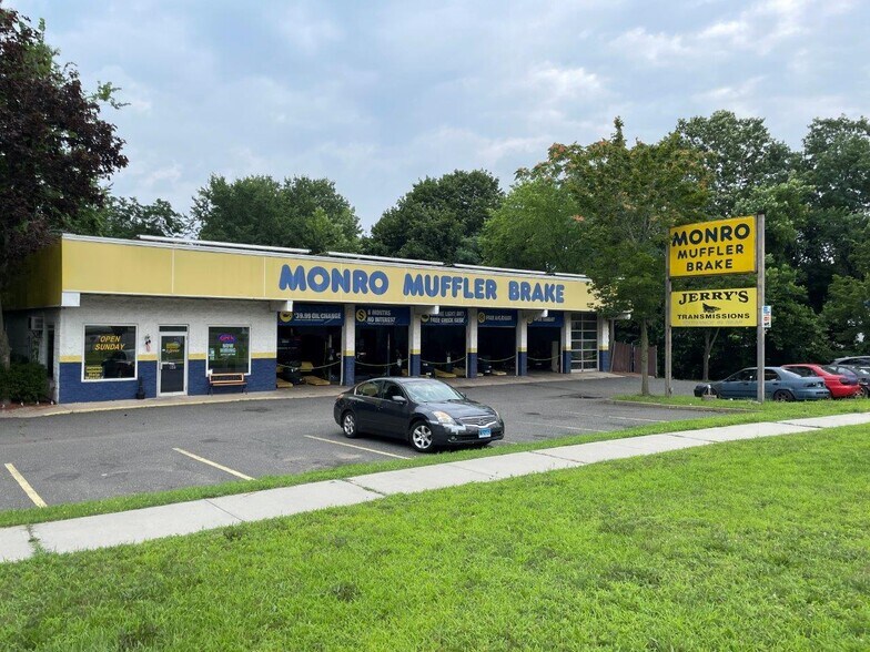 26 Newtown Rd, Danbury, CT à louer - Photo de l’immeuble – Image 1 sur 5