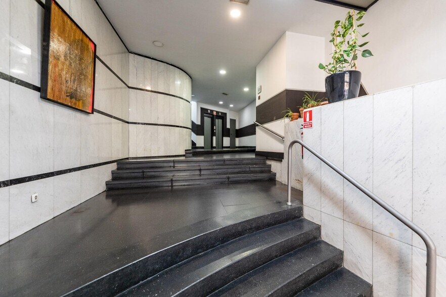 Bureau dans Madrid, Madrid à vendre - Photo de l’immeuble – Image 2 sur 4