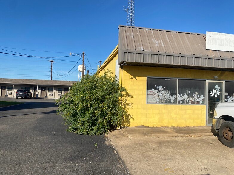 357 W Austin St, Giddings, TX à vendre - Photo de l’immeuble – Image 2 sur 25