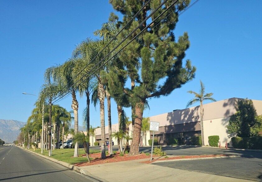 1555 S Baker Ave, Ontario, CA à louer - Photo de l’immeuble – Image 1 sur 9