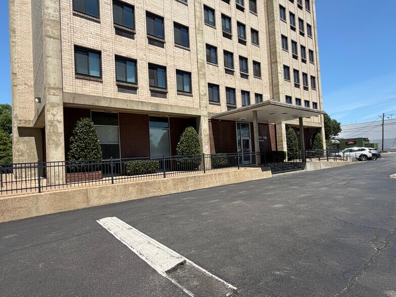2209 Abbott Martin Rd, Nashville, TN à louer - Photo de l’immeuble – Image 3 sur 20