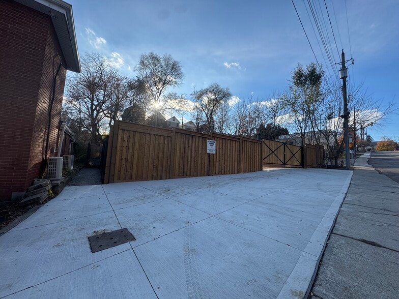 43 Glen Rd, Hamilton, ON à louer - Photo de l’immeuble – Image 3 sur 14