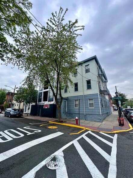 200 Bergenline Ave, Union City, NJ à vendre - Photo principale – Image 1 sur 22