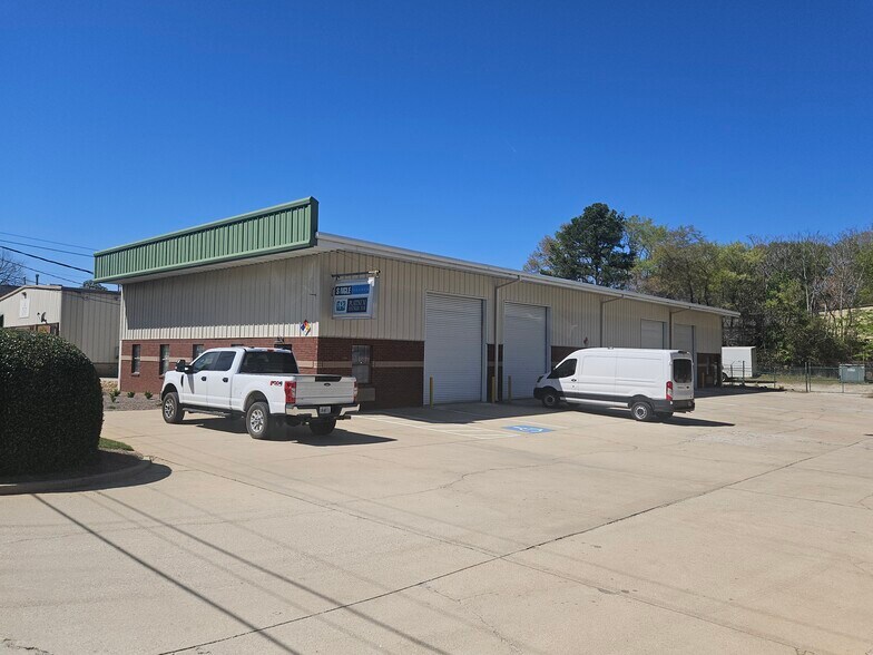 Value Add Small Bay Indus 12,000 SF portefeuille de 2 biens à vendre sur LoopNet.fr - Photo de l’immeuble – Image 3 sur 15
