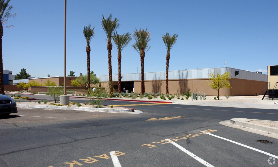 5353 W Bell Rd, Glendale, AZ à louer - Photo de l’immeuble – Image 3 sur 5