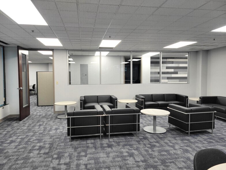 8001 Broadway, Merrillville, IN à louer - Photo intérieure – Image 3 sur 38