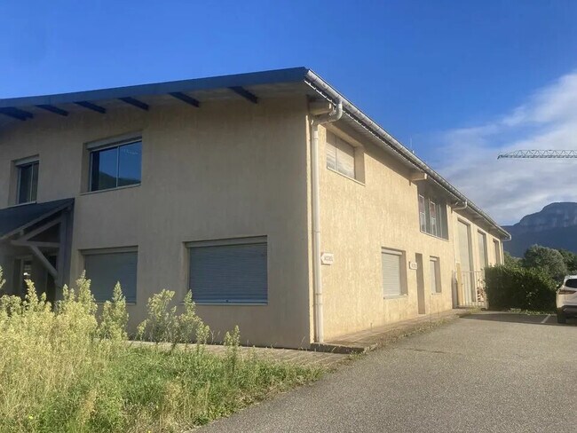 Plus de détails pour Local d’activités à vendre