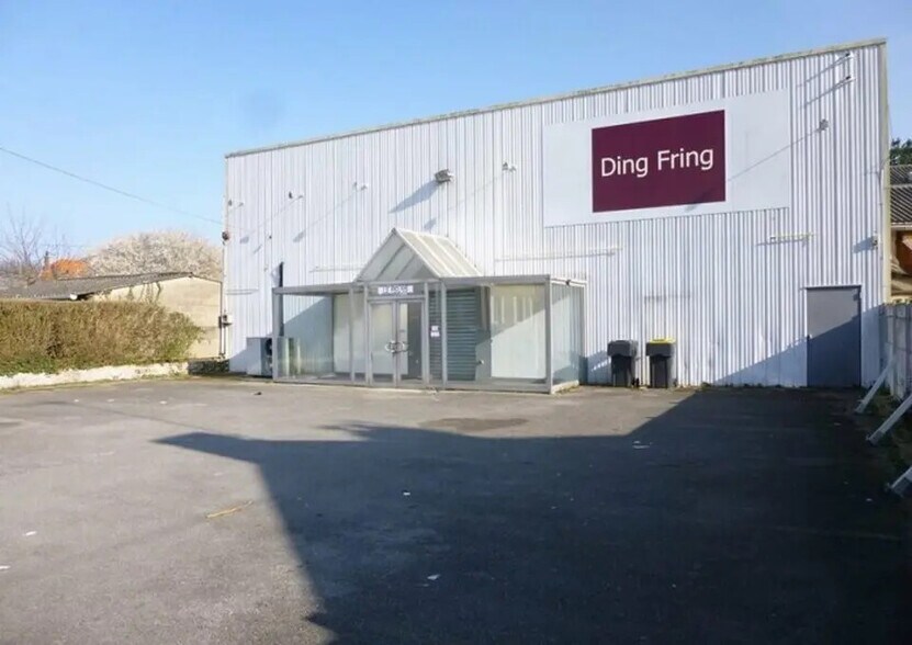 Local d'activités dans à vendre - Photo de l’immeuble – Image 1 sur 1