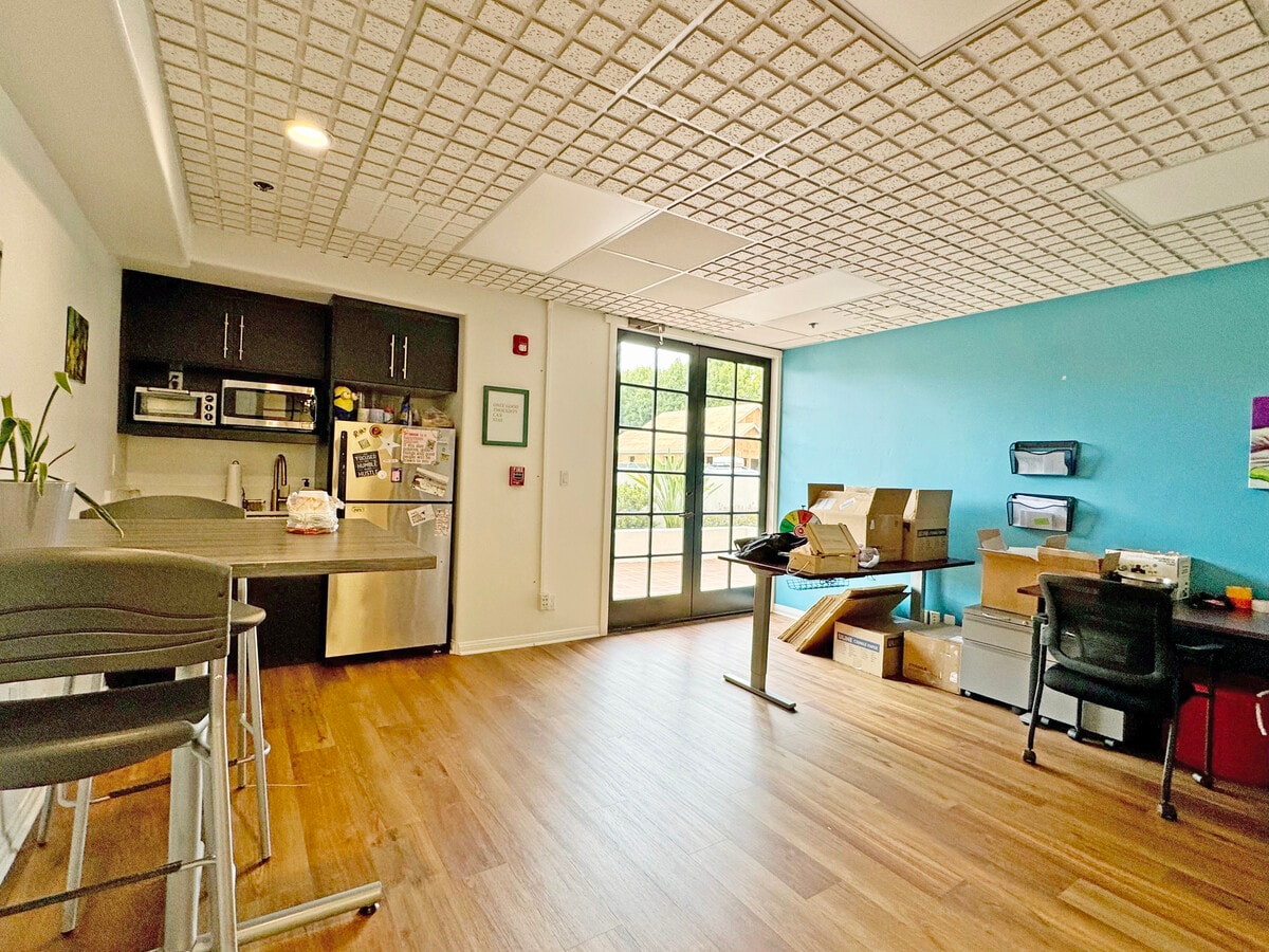 1525 State St, Santa Barbara, CA 93101 - Lot 104 -  - Photo intérieure - Image 1 of 7