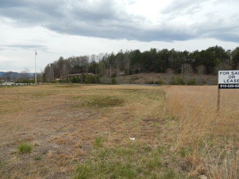Macon Center Dr #B, Franklin, NC à vendre - Photo principale – Image 1 sur 13