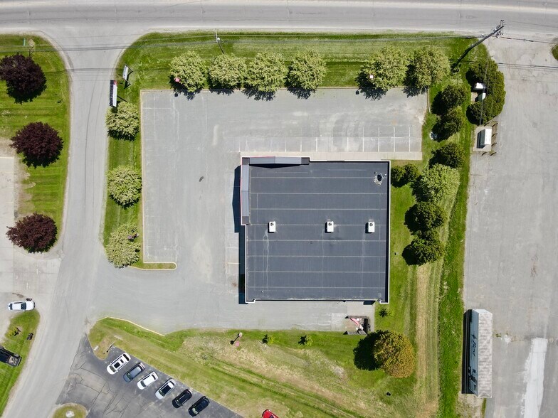 108 Community Dr, Newport, VT à louer - Photo de l’immeuble – Image 2 sur 19