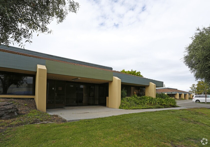 3000-3050 Kenneth St, Santa Clara, CA à louer - Photo de l’immeuble – Image 1 sur 4