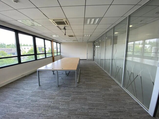 Plus de détails pour 97 Allée Alexandre Borodine, Saint-Priest - Bureau à louer