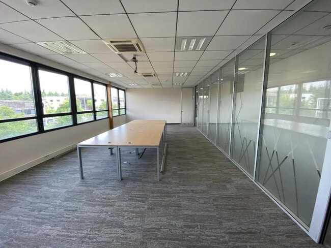 Plus de détails pour 97 Allée Alexandre Borodine, Saint-Priest - Bureau, Local d'activités à louer