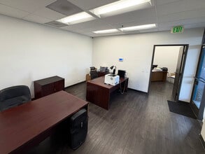 9455 De Soto Ave, Chatsworth, CA à louer Photo intérieure– Image 1 sur 3