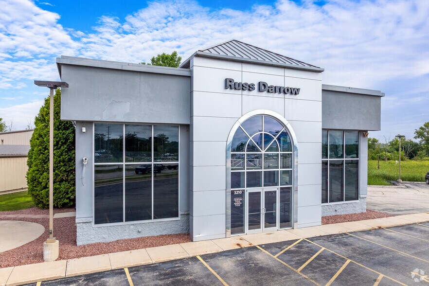 3210 W Washington St, West Bend, WI à vendre - Photo de l’immeuble – Image 3 sur 26