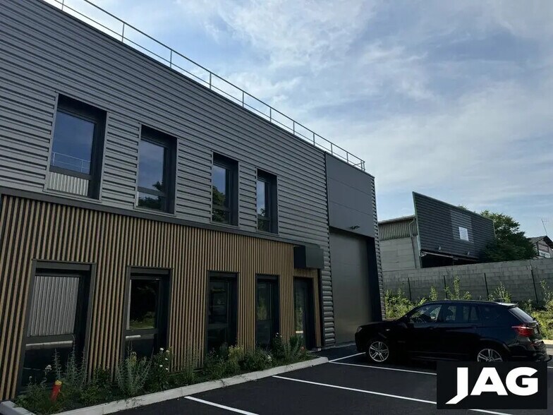 Bureau dans Vénissieux à louer - Photo de l’immeuble – Image 3 sur 9