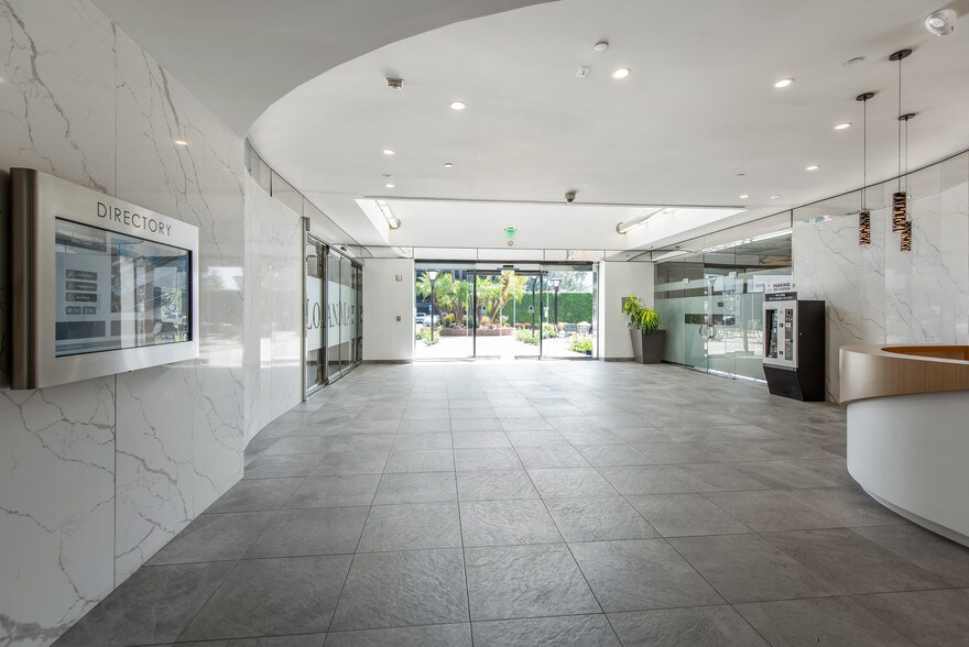 15400 Sherman Way, Van Nuys, CA à louer - Hall d’entrée – Image 2 sur 4