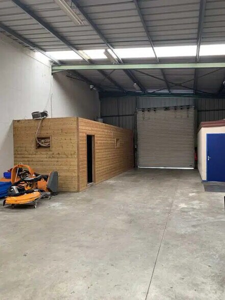 Local d'activités dans Yvrac à vendre - Photo intérieure – Image 2 sur 9