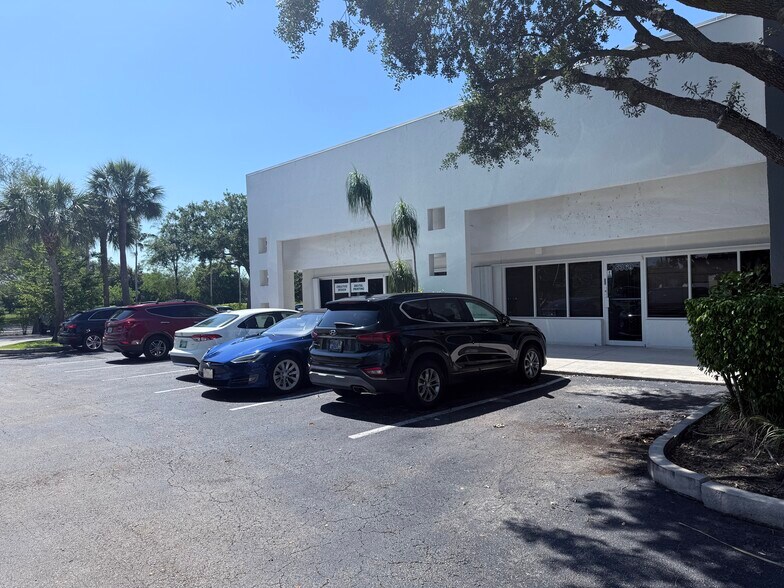 5369 N Nob Hill Rd, Sunrise, FL à louer - Photo de l’immeuble – Image 2 sur 11