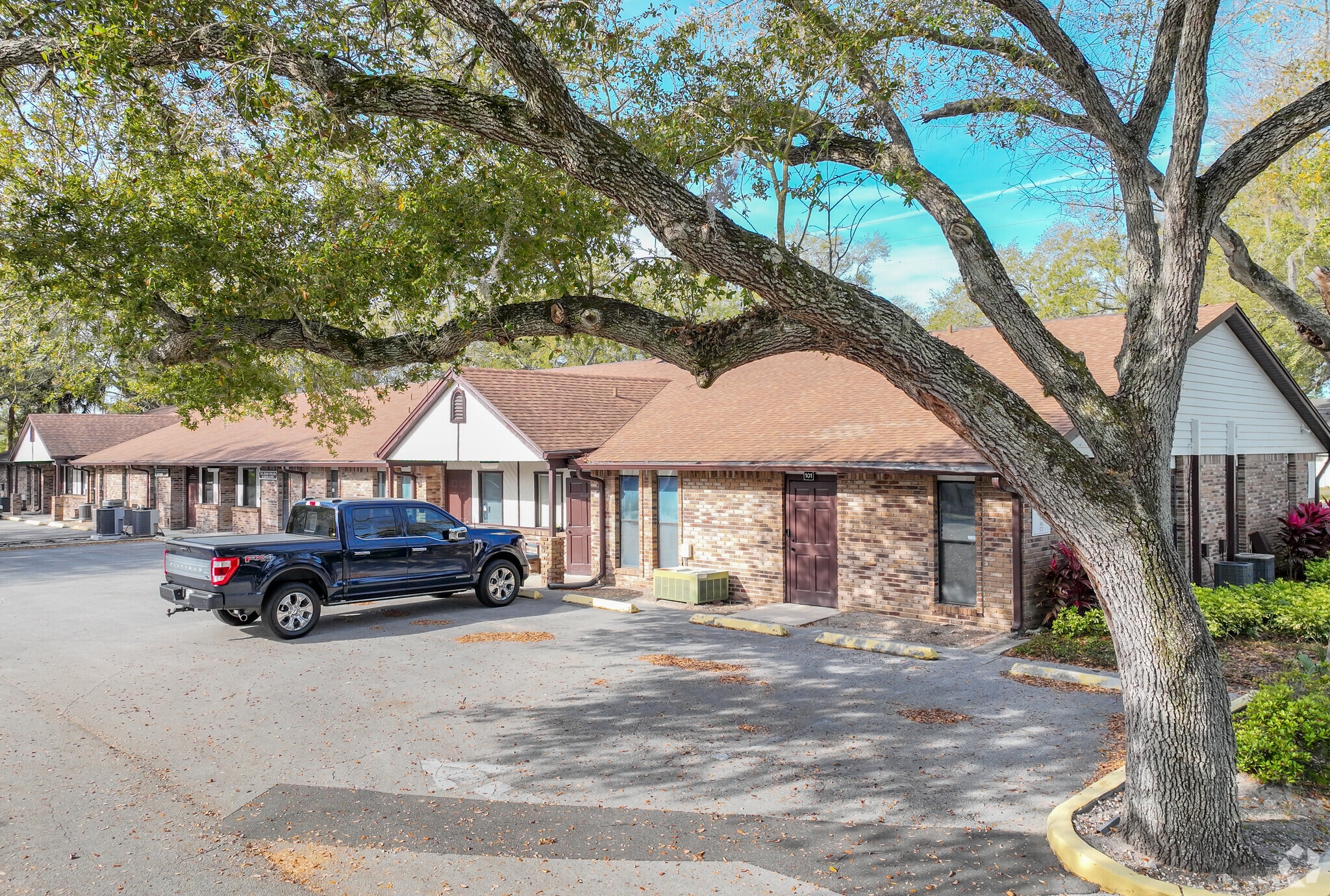 421 Montgomery Rd, Altamonte Springs, FL à louer Photo principale– Image 1 sur 24