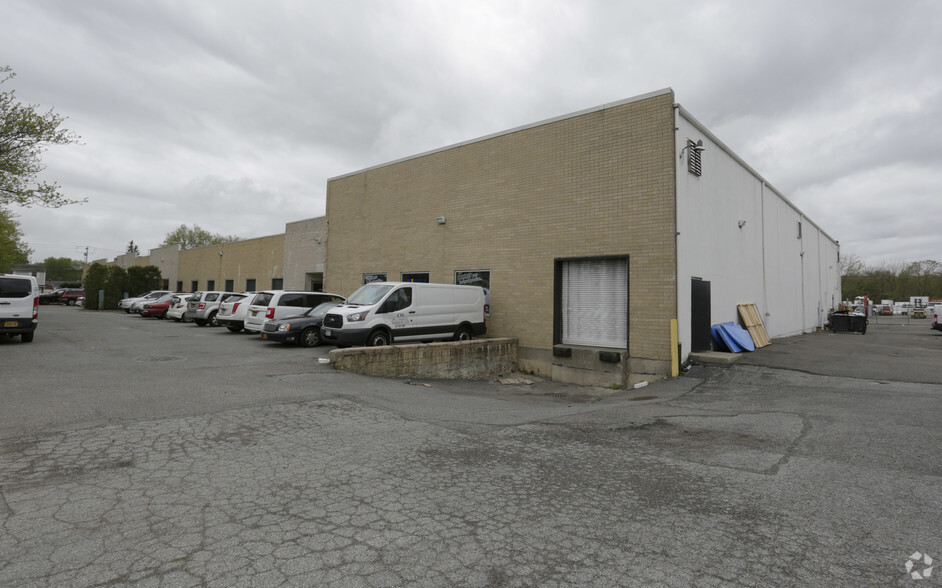 681 Grand Blvd, Deer Park, NY à louer - Photo de l’immeuble – Image 3 sur 7