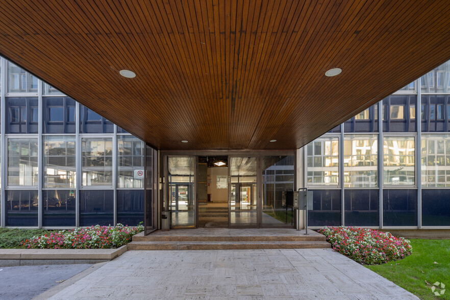 Bureau dans Courbevoie à louer - Photo de l’immeuble – Image 3 sur 4