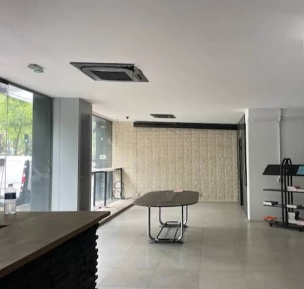 Local commercial dans Paris à louer - Hall d’entrée – Image 3 sur 4