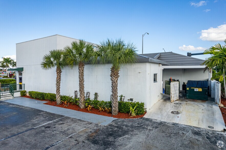 4255 Tamiami Trl N, Naples, FL à louer - Photo de l’immeuble – Image 1 sur 2