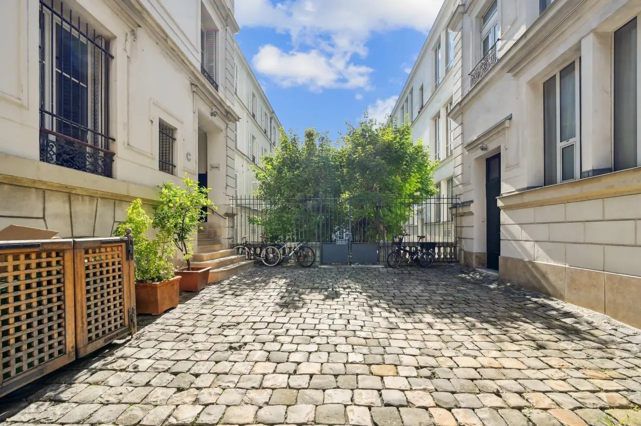 11 Rue Chateaubriand, Paris à louer Photo de l’immeuble– Image 1 sur 15