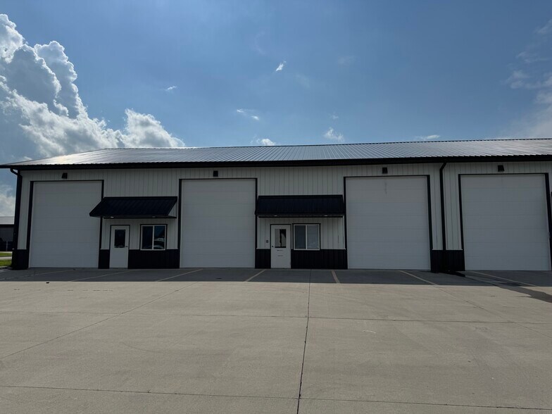 200 Greenfield Dr, Tiffin, IA à vendre - Photo principale – Image 1 sur 12