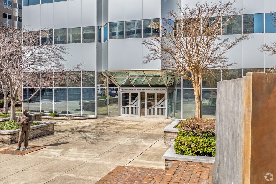 301 N Elm St, Greensboro, NC à louer - Photo de l’immeuble – Image 3 sur 5