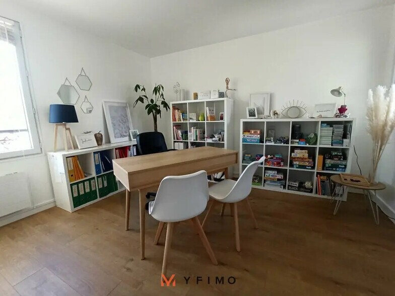 Bureau dans Poissy à louer - Photo de l’immeuble – Image 2 sur 5