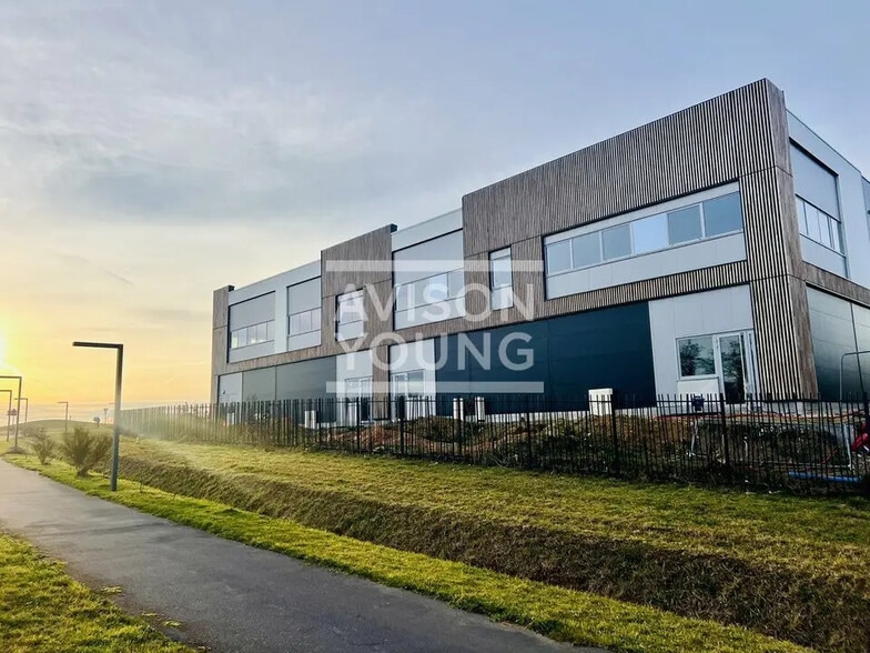 Local d'activités dans Louvres à vendre - Photo de l’immeuble – Image 1 sur 13