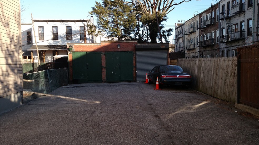 1864 Gates Ave, Ridgewood, NY à vendre - Photo de l’immeuble – Image 2 sur 2
