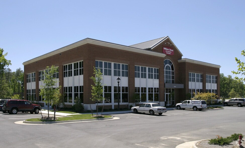 5208 Monticello Ave, Williamsburg, VA à louer - Photo de l’immeuble – Image 3 sur 6