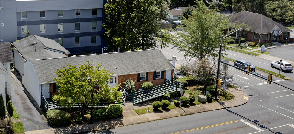218 Ridge St, Charlottesville, VA à vendre - Photo de l’immeuble – Image 2 sur 45