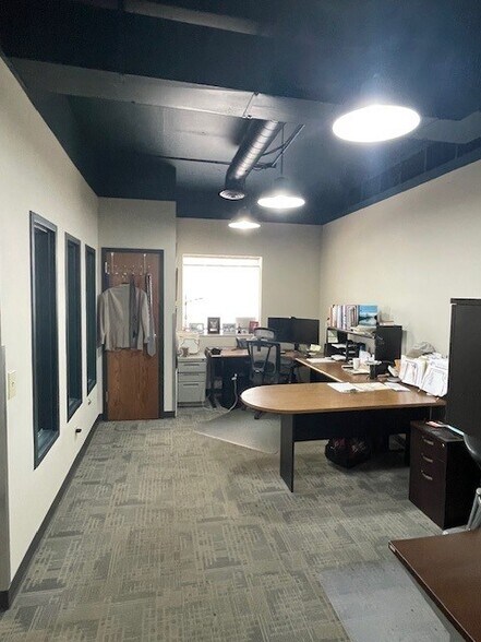 2601 S Hub Dr, Independence, MO à vendre - Photo de l’immeuble – Image 2 sur 14