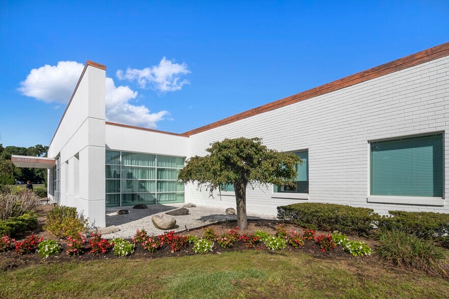 305 W Grand Ave, Montvale, NJ à louer - Photo de l’immeuble – Image 3 sur 5