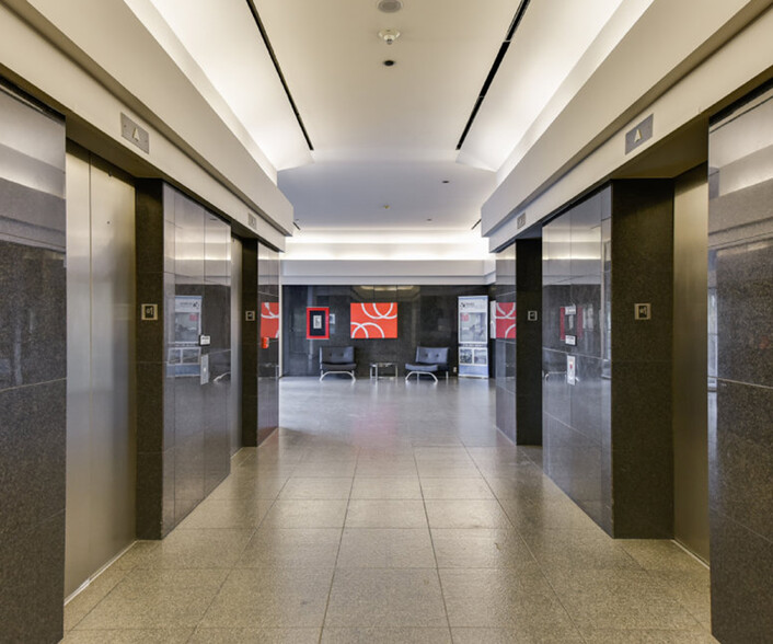 2300 Valley View Ln, Irving, TX à louer - Hall d’entrée – Image 3 sur 6